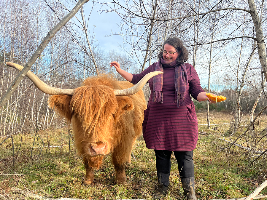Shaker Village Scottish Highland Cow Eubah with Jamie